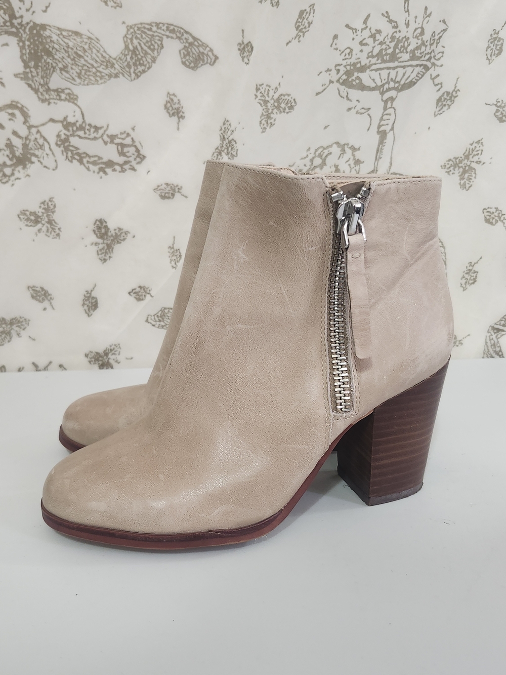 Gianni Bini taupe leather ankle booties Sz 7.5